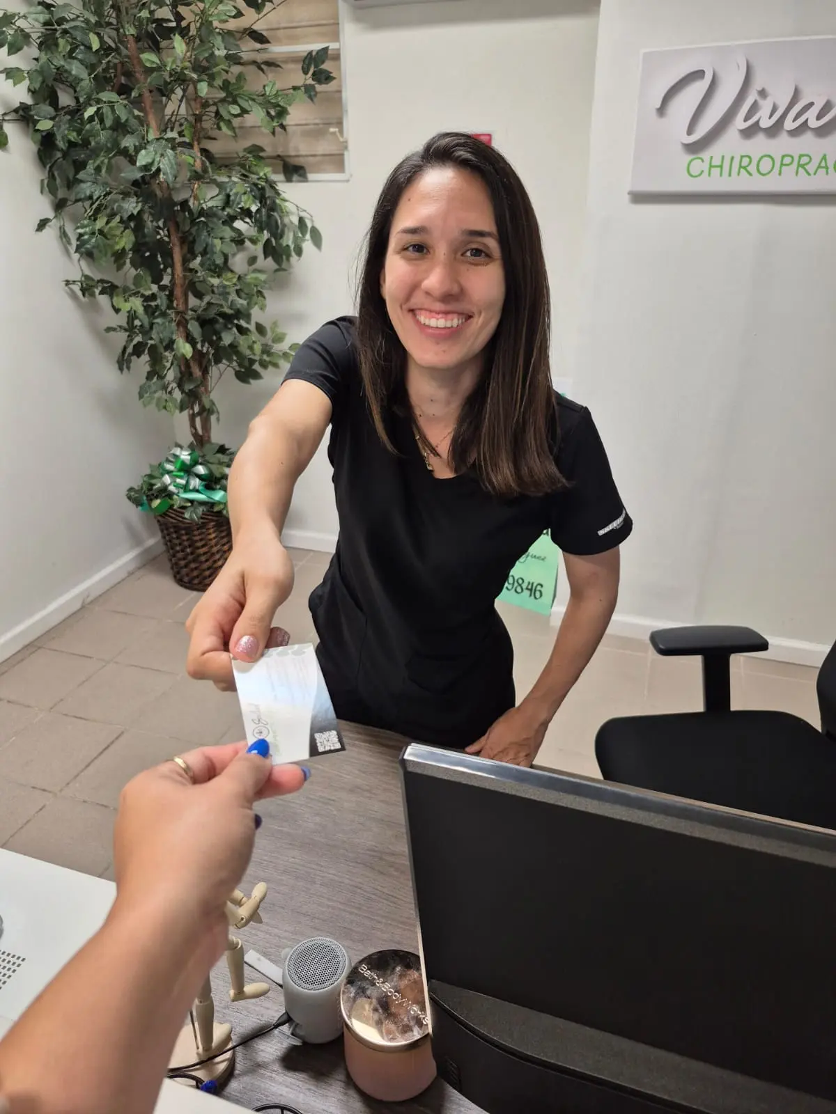 Doctora  quiropráctica Jessica Rodríguez de traje sonríe para la cámara en Clínica Quiropráctica Moca.