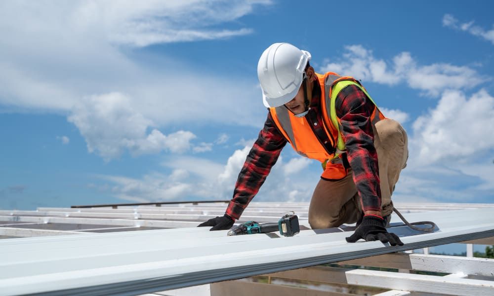 1-roofer-working-protective-work-wear-gloves-construction-worker-wearing-safety-harness-working-high-level-construction-site (1)